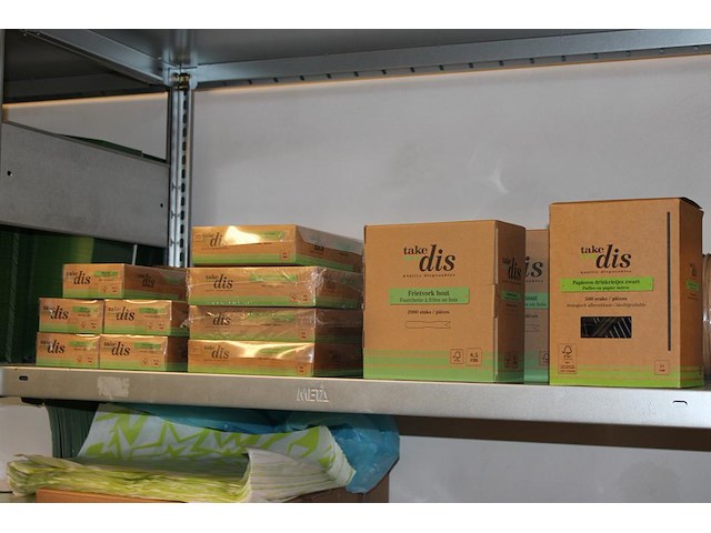 Disposables in 10 schappen waaronder houten bestek, zakken, bekers en bakjes. - afbeelding 4 van  4