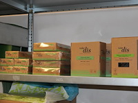 Disposables in 10 schappen waaronder houten bestek, zakken, bekers en bakjes. - afbeelding 4 van  4