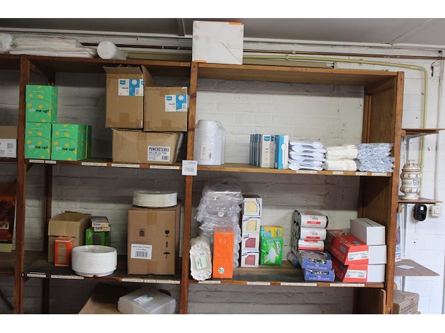 Disposables op 5 schappen w.o. soepkommen, lepels , messen, vorken, borden, onderzetters, afvalzakken, roe... - afbeelding 1 van  3
