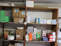 Disposables op 5 schappen w.o. soepkommen, lepels , messen, vorken, borden, onderzetters, afvalzakken, roe... - afbeelding 1 van  3