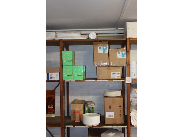 Disposables op 5 schappen w.o. soepkommen, lepels , messen, vorken, borden, onderzetters, afvalzakken, roe... - afbeelding 2 van  3