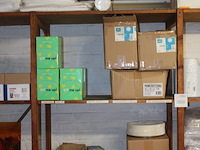 Disposables op 5 schappen w.o. soepkommen, lepels , messen, vorken, borden, onderzetters, afvalzakken, roe... - afbeelding 2 van  3