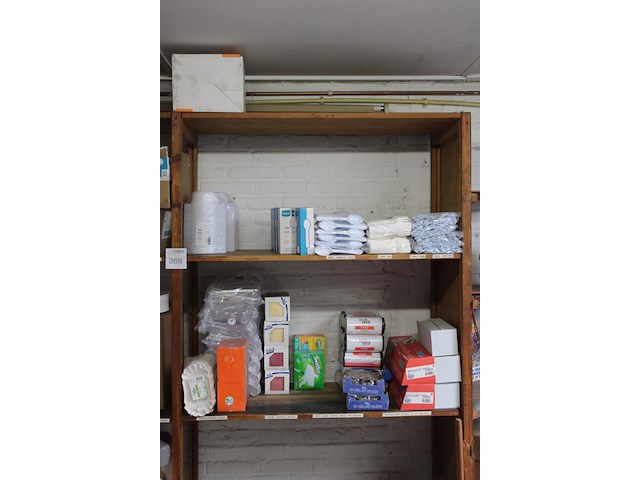 Disposables op 5 schappen w.o. soepkommen, lepels , messen, vorken, borden, onderzetters, afvalzakken, roe... - afbeelding 3 van  3