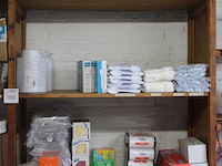 Disposables op 5 schappen w.o. soepkommen, lepels , messen, vorken, borden, onderzetters, afvalzakken, roe... - afbeelding 3 van  3