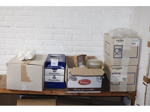 Disposables op schap w.o. kopjes, kopjes houders, soepkommen, deksels etc. - afbeelding 1 van  3