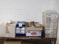 Disposables op schap w.o. kopjes, kopjes houders, soepkommen, deksels etc. - afbeelding 1 van  3