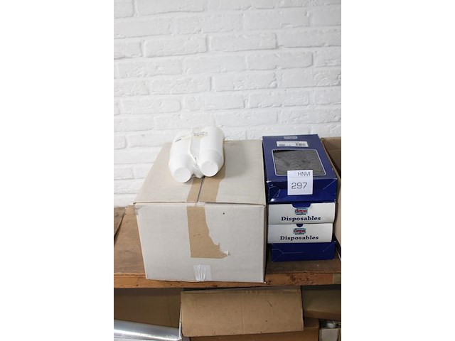 Disposables op schap w.o. kopjes, kopjes houders, soepkommen, deksels etc. - afbeelding 2 van  3