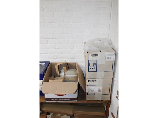 Disposables op schap w.o. kopjes, kopjes houders, soepkommen, deksels etc. - afbeelding 3 van  3