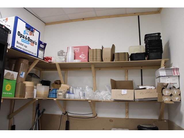 Disposables op twee schappen en onderschap werkbank w.o. bakjes, tasjes, lepels en dozen. - afbeelding 1 van  7