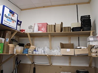 Disposables op twee schappen en onderschap werkbank w.o. bakjes, tasjes, lepels en dozen. - afbeelding 1 van  7