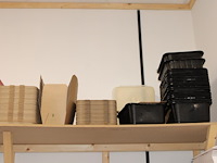 Disposables op twee schappen en onderschap werkbank w.o. bakjes, tasjes, lepels en dozen. - afbeelding 2 van  7