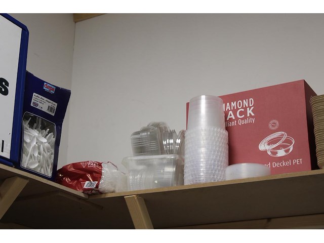 Disposables op twee schappen en onderschap werkbank w.o. bakjes, tasjes, lepels en dozen. - afbeelding 3 van  7