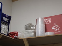 Disposables op twee schappen en onderschap werkbank w.o. bakjes, tasjes, lepels en dozen. - afbeelding 3 van  7