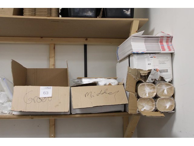 Disposables op twee schappen en onderschap werkbank w.o. bakjes, tasjes, lepels en dozen. - afbeelding 4 van  7
