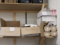 Disposables op twee schappen en onderschap werkbank w.o. bakjes, tasjes, lepels en dozen. - afbeelding 4 van  7