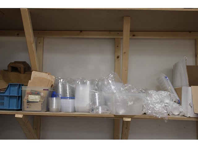 Disposables op twee schappen en onderschap werkbank w.o. bakjes, tasjes, lepels en dozen. - afbeelding 5 van  7
