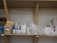 Disposables op twee schappen en onderschap werkbank w.o. bakjes, tasjes, lepels en dozen. - afbeelding 5 van  7