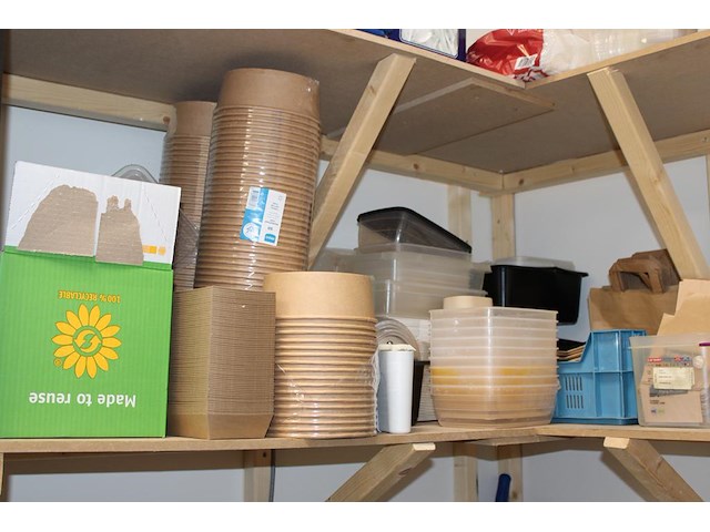 Disposables op twee schappen en onderschap werkbank w.o. bakjes, tasjes, lepels en dozen. - afbeelding 6 van  7