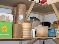 Disposables op twee schappen en onderschap werkbank w.o. bakjes, tasjes, lepels en dozen. - afbeelding 6 van  7