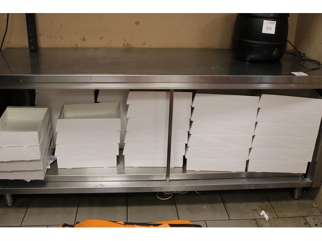 Disposables op twee schappen en onderschap werkbank w.o. bakjes, tasjes, lepels en dozen. - afbeelding 7 van  7