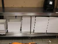 Disposables op twee schappen en onderschap werkbank w.o. bakjes, tasjes, lepels en dozen. - afbeelding 7 van  7