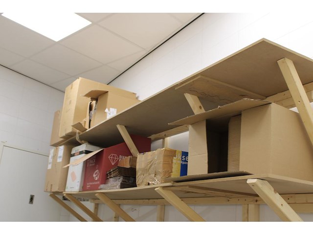 Disposables w.o. maaltijdboxen, omdozen en bakjes, op twee schappen en vloer. - afbeelding 1 van  4