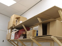 Disposables w.o. maaltijdboxen, omdozen en bakjes, op twee schappen en vloer. - afbeelding 1 van  4