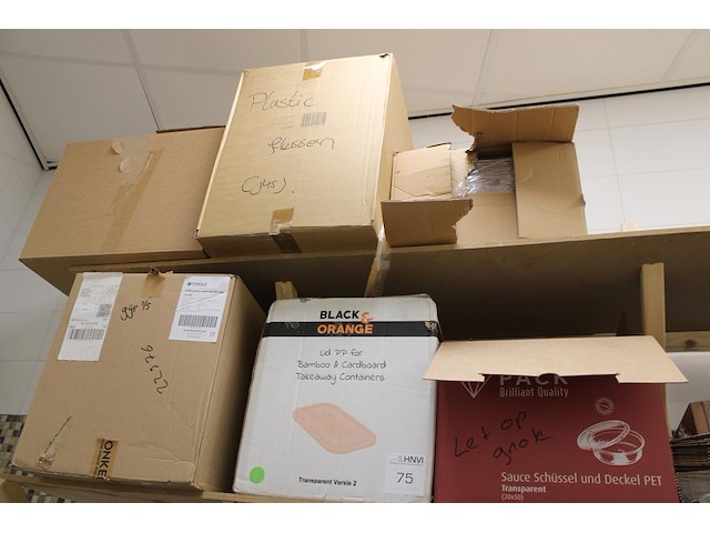 Disposables w.o. maaltijdboxen, omdozen en bakjes, op twee schappen en vloer. - afbeelding 2 van  4