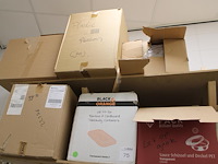 Disposables w.o. maaltijdboxen, omdozen en bakjes, op twee schappen en vloer. - afbeelding 2 van  4
