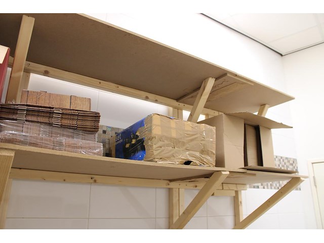 Disposables w.o. maaltijdboxen, omdozen en bakjes, op twee schappen en vloer. - afbeelding 3 van  4