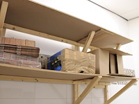 Disposables w.o. maaltijdboxen, omdozen en bakjes, op twee schappen en vloer. - afbeelding 3 van  4