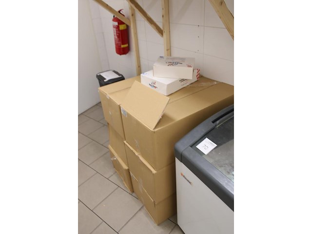 Disposables w.o. maaltijdboxen, omdozen en bakjes, op twee schappen en vloer. - afbeelding 4 van  4
