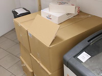 Disposables w.o. maaltijdboxen, omdozen en bakjes, op twee schappen en vloer. - afbeelding 4 van  4