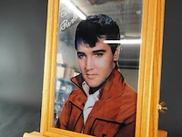 Dit is een vintage spiegel van elvis presley met een afbeelding in een houten lijst, vermoedelijk geproduceerd in de jaren 1980