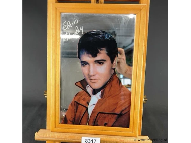 Dit is een vintage spiegel van elvis presley met een afbeelding in een houten lijst, vermoedelijk geproduceerd in de jaren 1980 - afbeelding 2 van  5