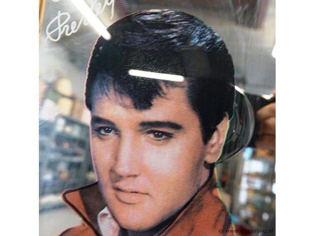 Dit is een vintage spiegel van elvis presley met een afbeelding in een houten lijst, vermoedelijk geproduceerd in de jaren 1980 - afbeelding 3 van  5