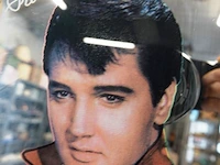 Dit is een vintage spiegel van elvis presley met een afbeelding in een houten lijst, vermoedelijk geproduceerd in de jaren 1980 - afbeelding 3 van  5