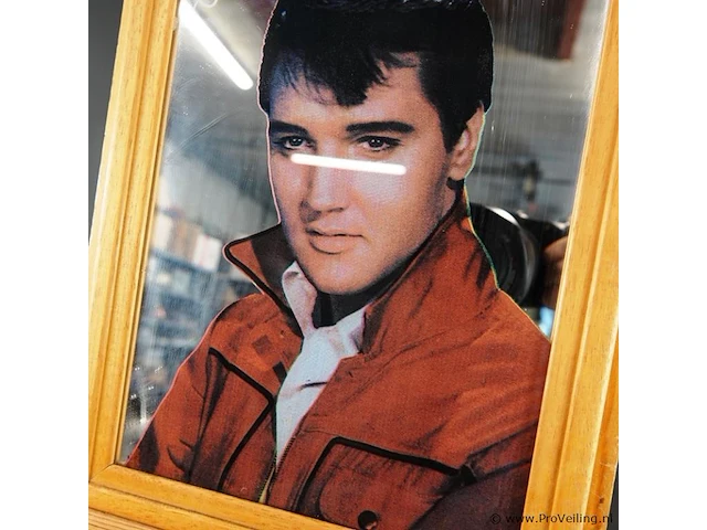 Dit is een vintage spiegel van elvis presley met een afbeelding in een houten lijst, vermoedelijk geproduceerd in de jaren 1980 - afbeelding 4 van  5