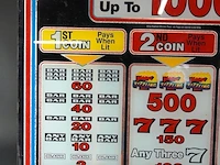 Dit is een vintage uitbetalingsglas (paytable glass) van een igt sizzling 7's gokautomaat - afbeelding 4 van  6