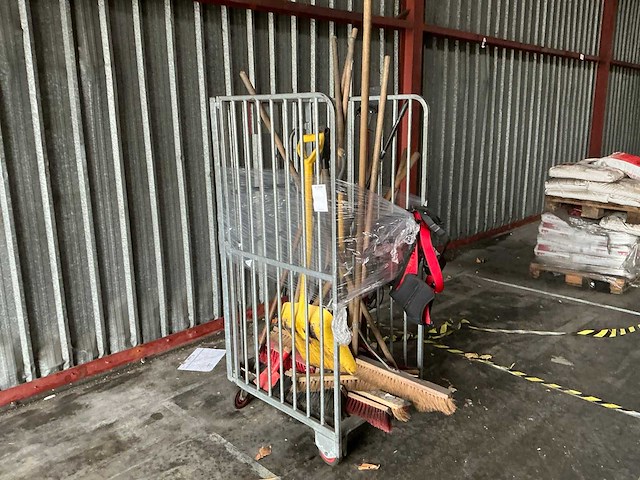 Divers aannemersmateriaal - afbeelding 1 van  4