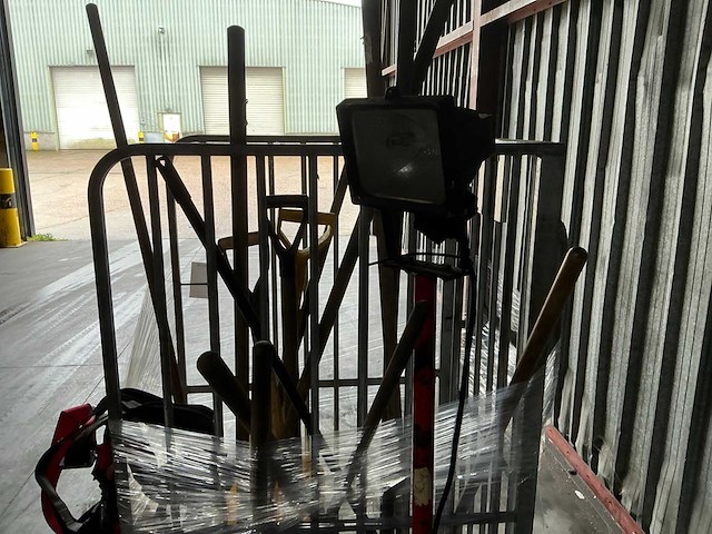 Divers aannemersmateriaal - afbeelding 3 van  4