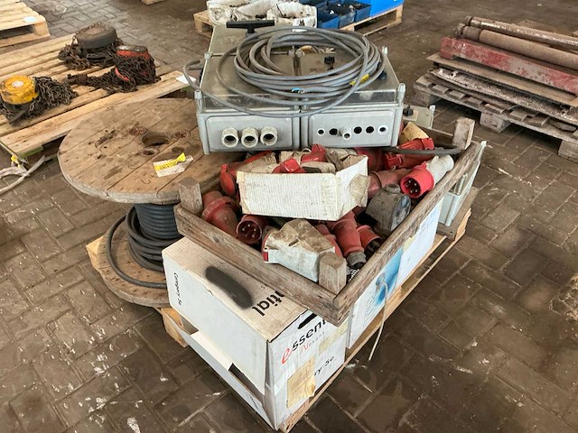 Divers aannemersmateriaal - afbeelding 1 van  5