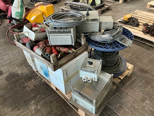 Divers aannemersmateriaal - afbeelding 2 van  5