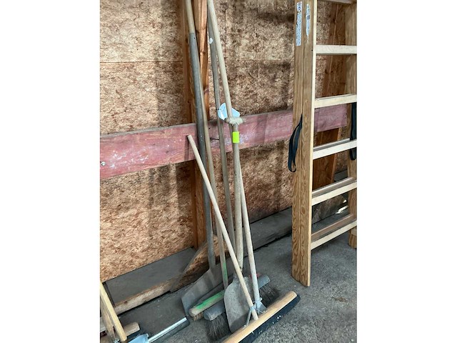 Divers aannemersmateriaal - afbeelding 2 van  3