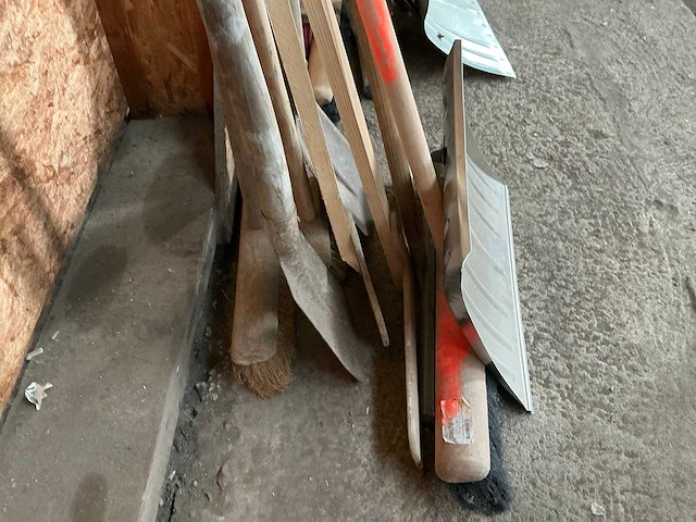 Divers aannemersmateriaal - afbeelding 2 van  2