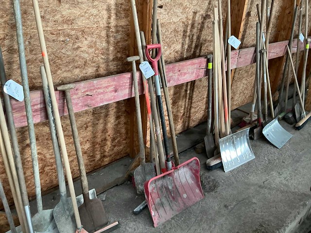 Divers aannemersmateriaal - afbeelding 1 van  3