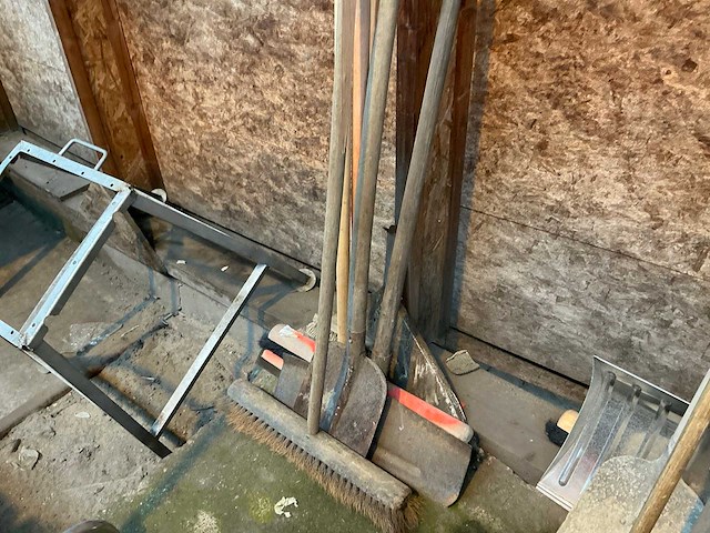 Divers aannemersmateriaal - afbeelding 1 van  2