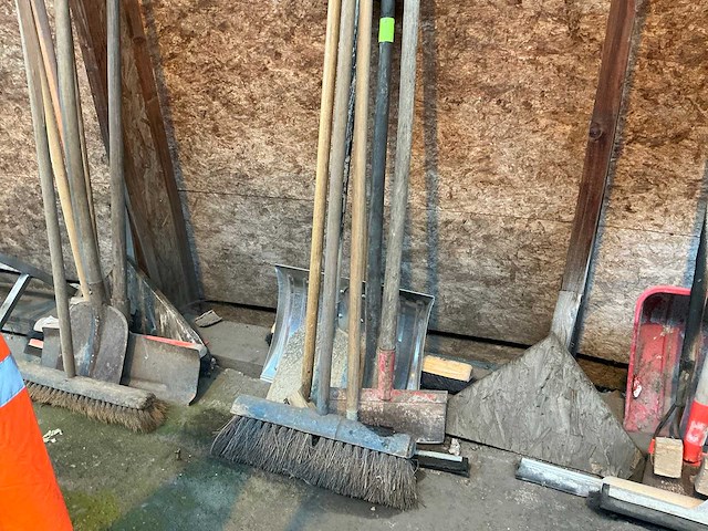 Divers aannemersmateriaal - afbeelding 1 van  2