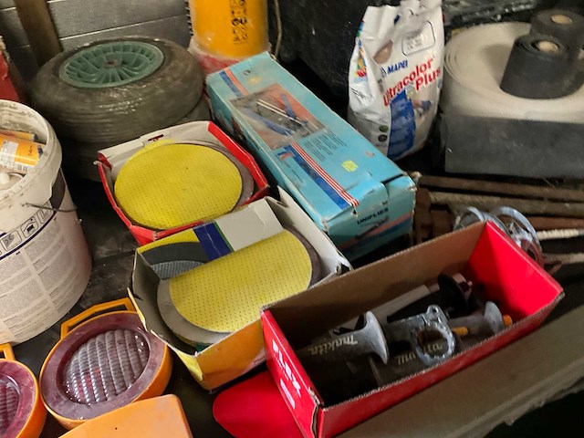 Divers aannemersmatriaal - afbeelding 2 van  12