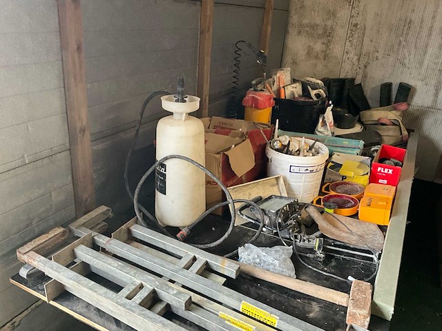 Divers aannemersmatriaal - afbeelding 5 van  12